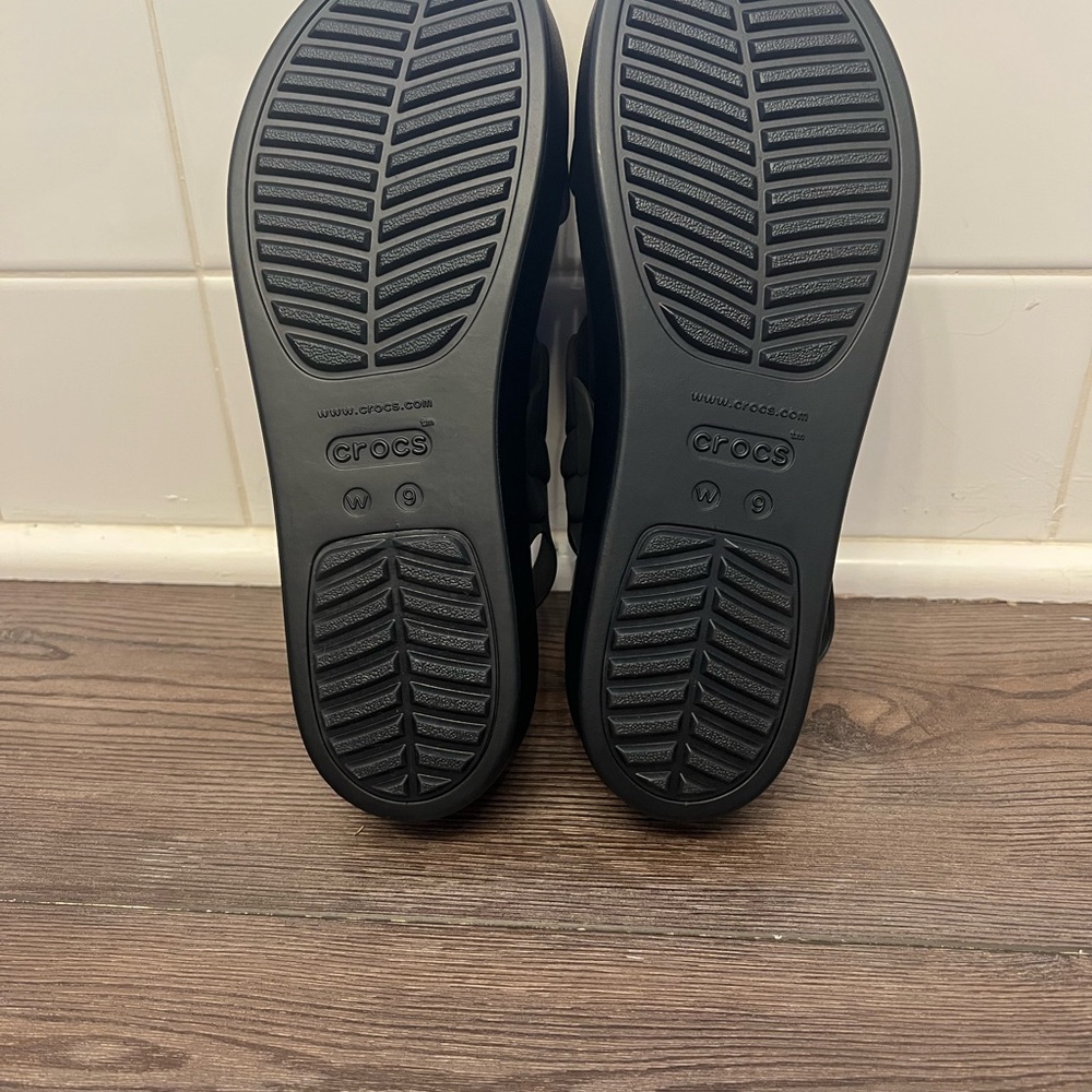 CROCS Women's Black Braided Platform Sandals - Picture 4 of 4